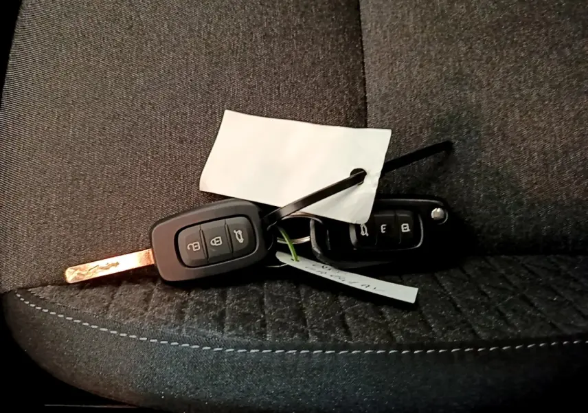 Je vois que l'image montre des clés de voiture posées sur un siège, sans vue directe du véhicule lui-même. Pour une description alt adaptée à l'image fournie, voici une proposition :

Clés de voiture Renault posées sur un siège tissu