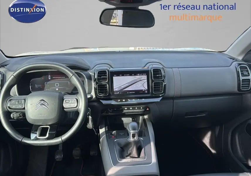 Vue intérieure avant du tableau de bord et volant noir du Citroën C5 Aircross 2020 avec écran tactile et levier de vitesse manuel.