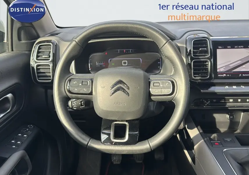 Vue frontale du poste de conduite de la Citroën C5 Aircross blanc nacré, avec volant multifonction et écran tactile.