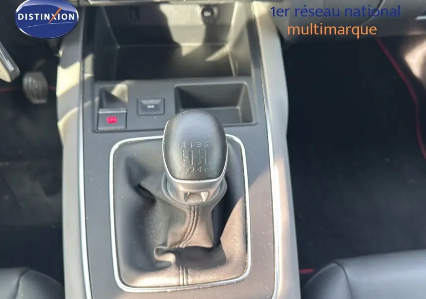 Gros plan sur le levier de vitesses manuel noir de la Citroën C5 Aircross 2020, intérieur en cuir gris.