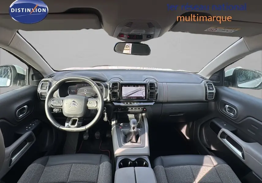 Vue intérieure avant du Citroën C5 Aircross 2020, tableau de bord moderne avec écran tactile et volant multifonction.