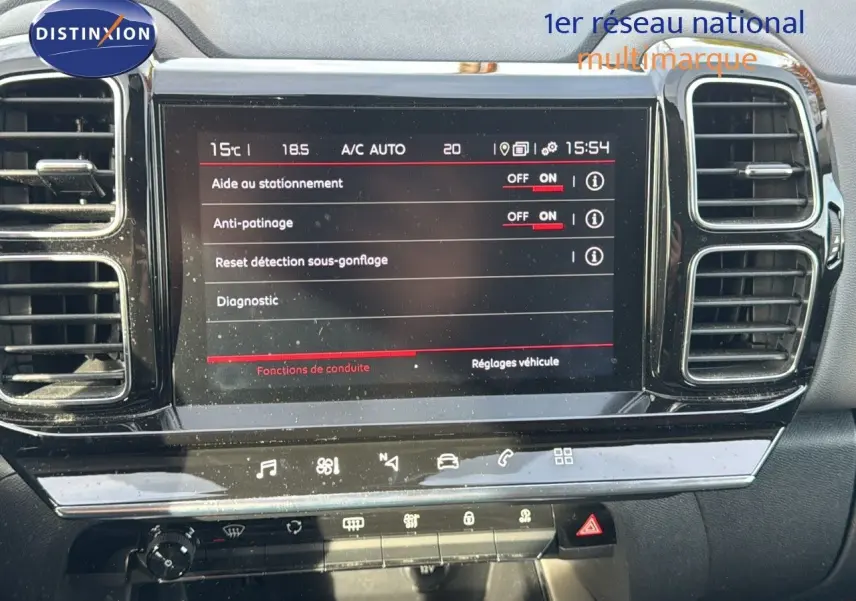 Écran tactile central du tableau de bord du Citroën C5 Aircross 2020, affichant les réglages d’aide à la conduite.