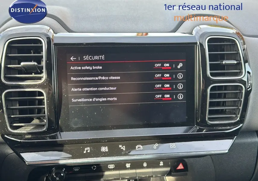 Écran tactile central du tableau de bord du Citroën C5 Aircross blanc nacré, affichant les options de sécurité activées.