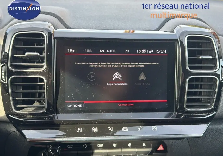 Tableau de bord de Citroën C5 Aircross blanc nacré, vue frontale centrée sur l'écran tactile et aérateurs chromés.