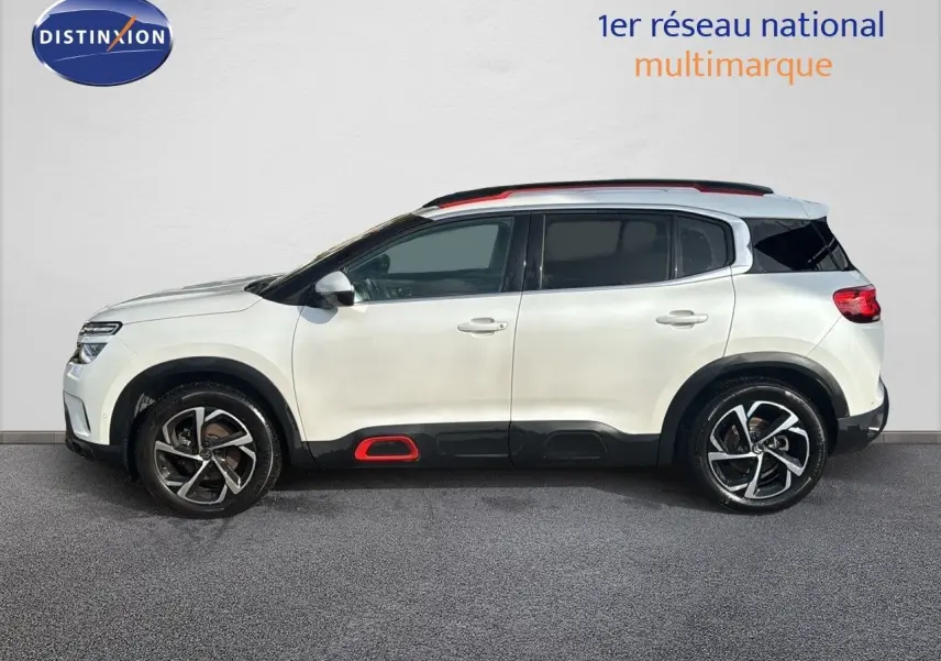 Profil droit du Citroën C5 Aircross blanc nacré avec détails rouges et jantes bicolores en alliage.