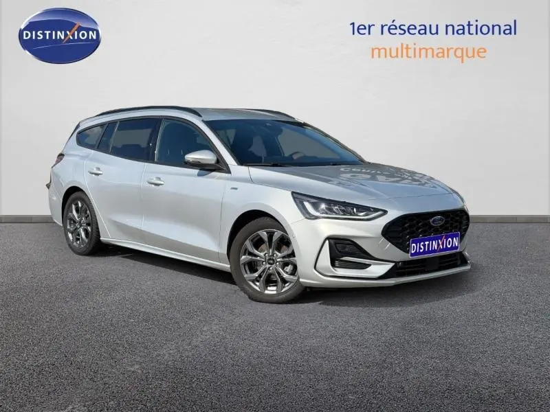 Ford Focus SW 2023 gris lunaire métallisé vue 3/4 avant droit avec calandre noire et jantes alliage.