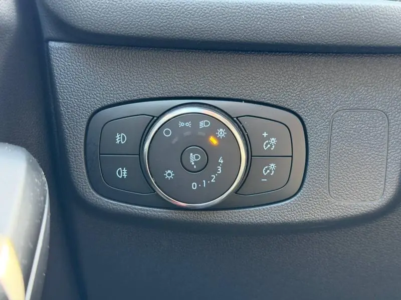 Commande des phares avec réglage d'intensité lumineuse sur tableau de bord noir de Ford Focus SW 2023 gris lunaire.
