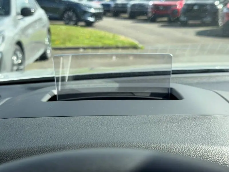 Vue intérieure centrée sur le tableau de bord avec écran tête haute transparent dans une Ford Focus SW 2023.