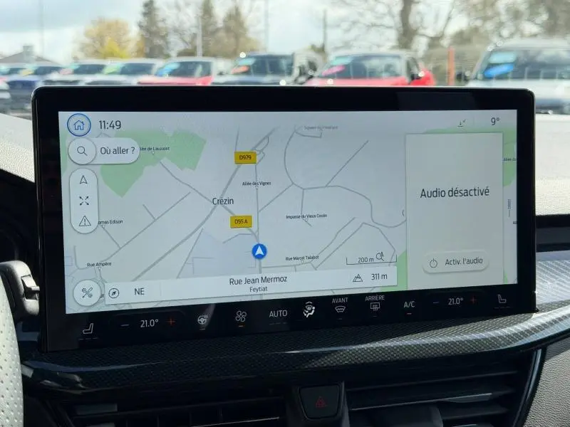 Écran tactile central affichant la navigation et les commandes climatisation dans une Ford Focus SW 2023 gris lunaire.