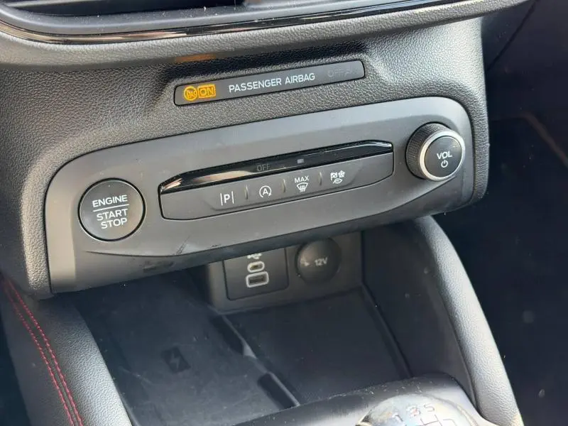 Détail intérieur du tableau de bord de la Ford Focus SW 2023 montrant les commandes de démarrage, volume et fonctions assistées.