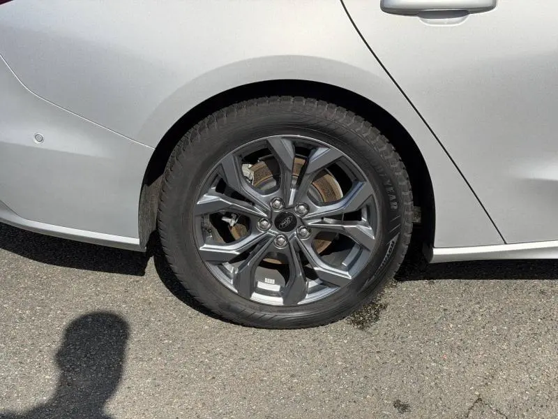 Gros plan sur la roue arrière droite d'une Ford Focus SW 2023 gris lunaire métallisé avec jante alliage ST-Line X.