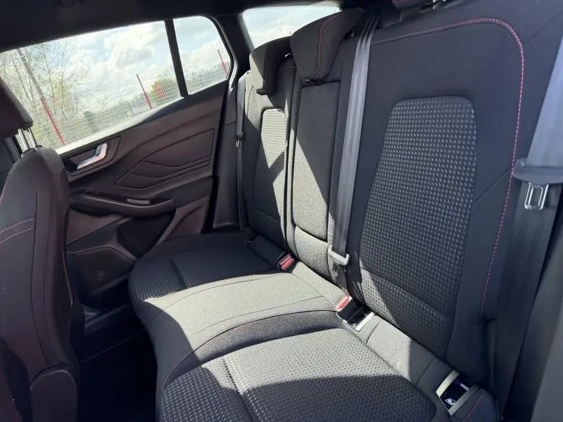 Vue intérieure côté droit des sièges arrière noirs avec surpiqûres rouges de la Ford Focus SW 2023.
