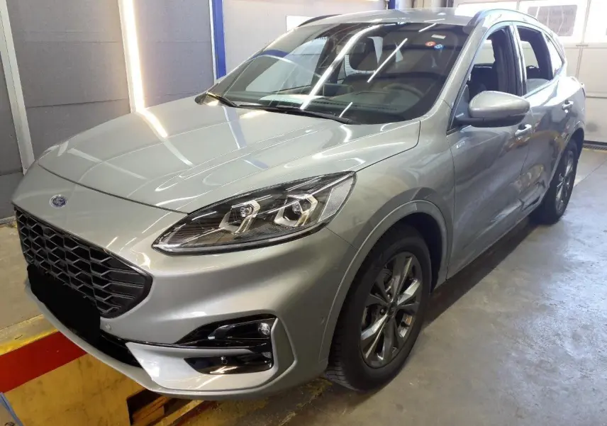 Vue 3/4 avant droit du Ford Kuga 2.0 EcoBlue gris Solar avec calandre noire et jantes alliage 18 pouces.