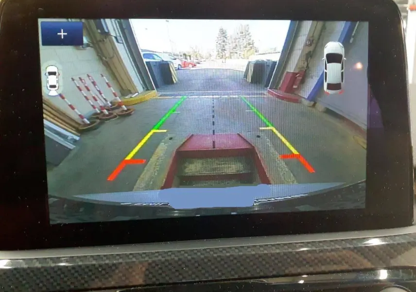 Vue arrière caméra de recul du Ford Kuga gris Solar 2024 avec lignes de guidage colorées et affichage 360° sur écran tactile.