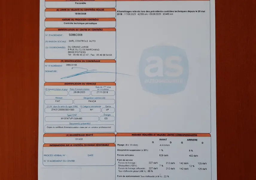 Vue 3/4 avant droite d'une Fiat Panda blanche 2018, version 1.2 69CH POP avec cinq portes visibles.