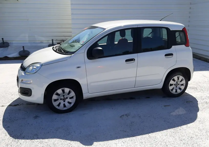 Profil côté gauche d'une FIAT Panda blanche 2018 à cinq portes, avec rétroviseurs noirs et jantes simples.