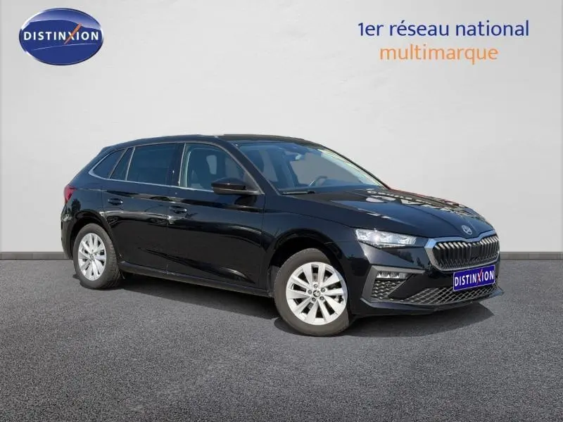 SKODA SCALA noir Magic nacré vue 3/4 avant droit, avec calandre chromée et jantes alu blanches.