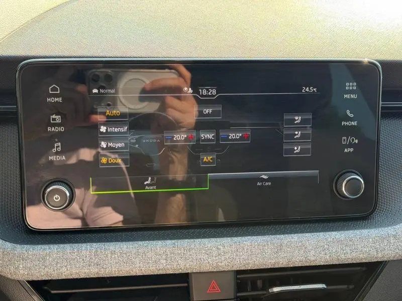 Écran tactile central de la Skoda Scala 2025 affichant les réglages de climatisation et multimédia.