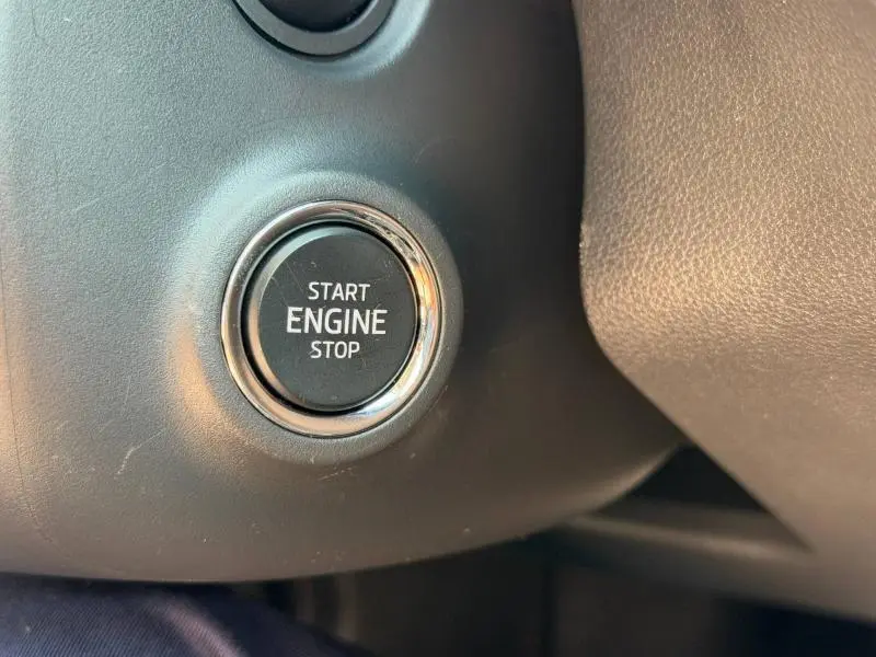 Gros plan sur le bouton Start Engine Stop du tableau de bord noir du Skoda Scala 2025 finition Selection.