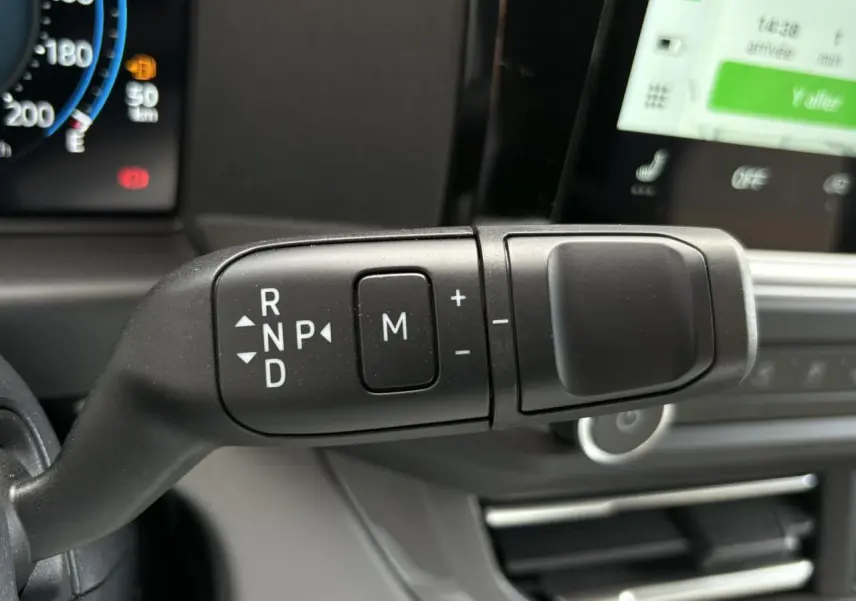 Gros plan sur le levier de boîte automatique noir dans l’habitacle du Volkswagen Transporter T7 Business 2026.