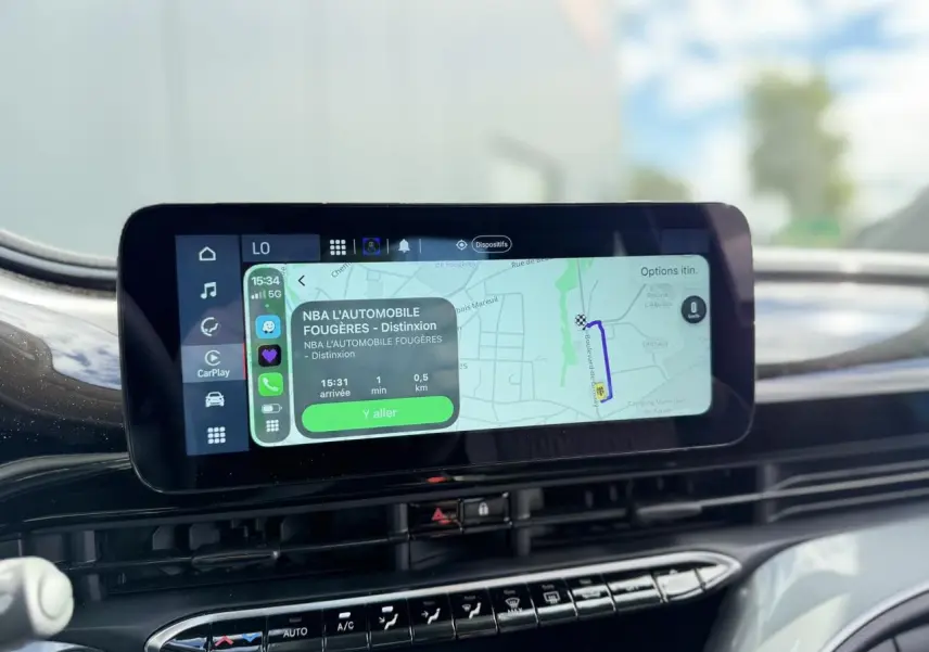 Écran tactile central affichant la navigation GPS dans l’habitacle moderne du Fiat 500 électrique noir Onyx, vue de face.