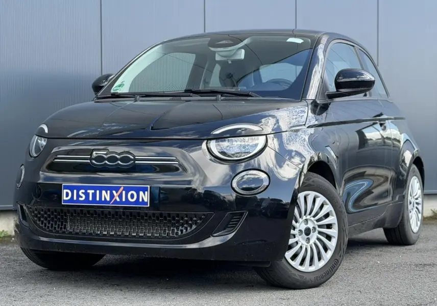 Vue 3/4 avant droite d'une Fiat 500 électrique 2024 en noir Onyx avec jantes blanches et calandre lisse.