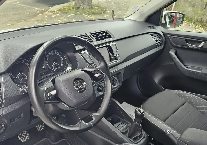 Intérieur de la Skoda Fabia 2020 vu côté conducteur, volant cuir noir et sellerie Business gris satin.