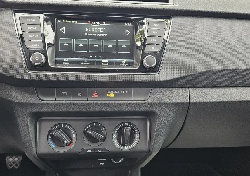 Tableau de bord de la Skoda Fabia 2020 avec écran tactile central et commandes manuelles de climatisation.