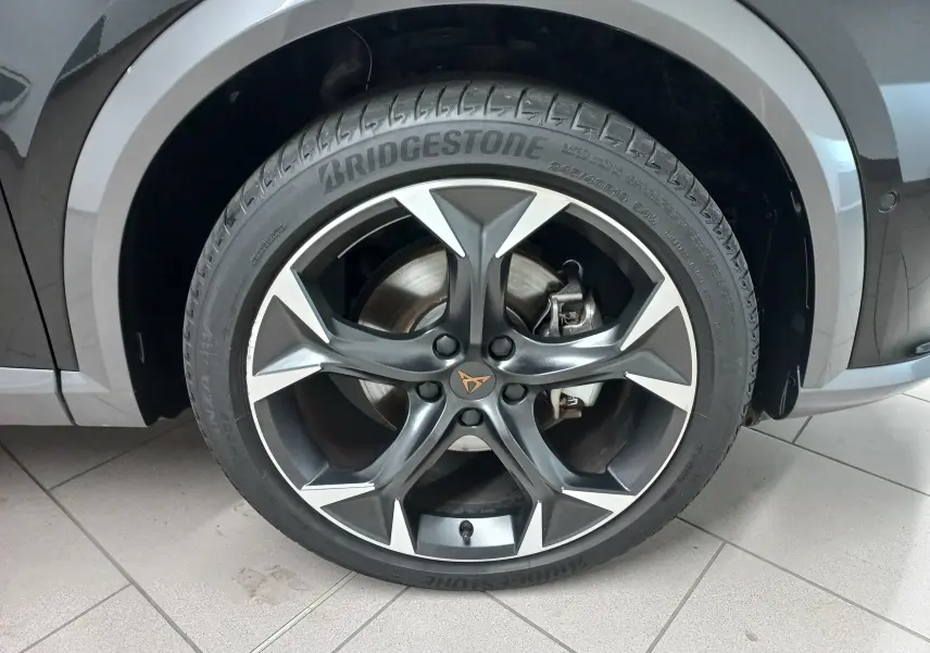 Gros plan sur la roue avant droite du CUPRA Formentor Noir Minuit avec jante en alliage et logo CUPRA central.