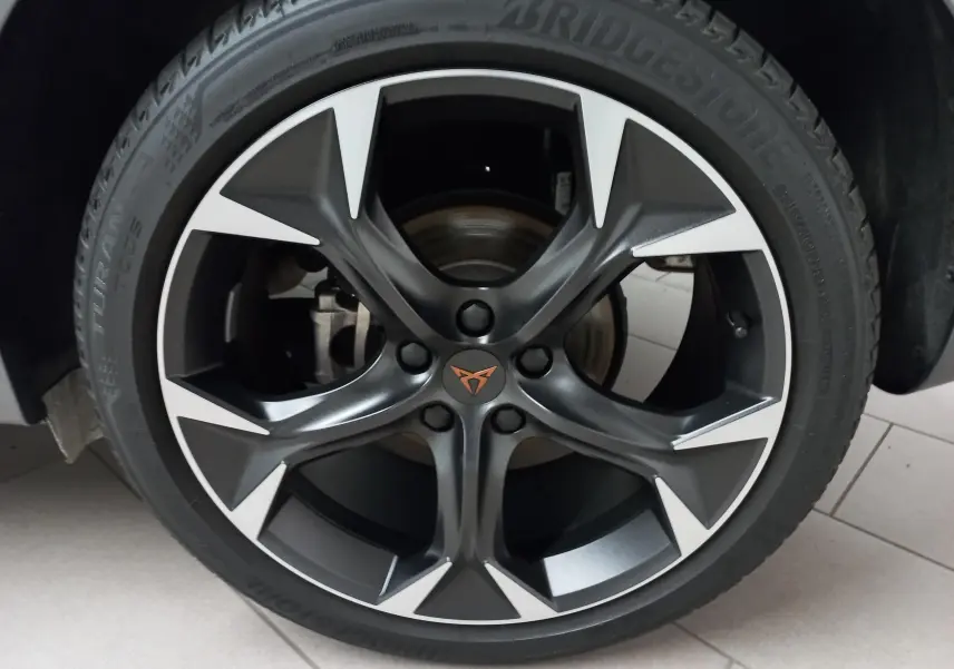 Gros plan sur la jante alliage noire et argentée avec logo CUPRA orange du Formentor Noir Minuit 2023.