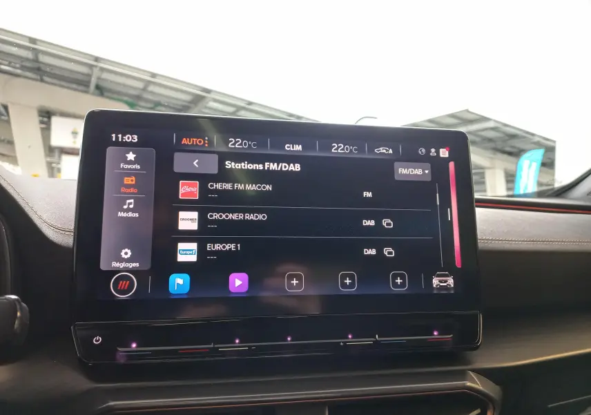 Écran tactile central du CUPRA Formentor 2023 affichant les stations FM/DAB avec interface moderne et ambiance intérieure sombre.