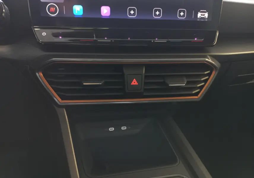 Détail du tableau de bord du CUPRA Formentor 2023, mettant en valeur les aérateurs et l'écran tactile central.