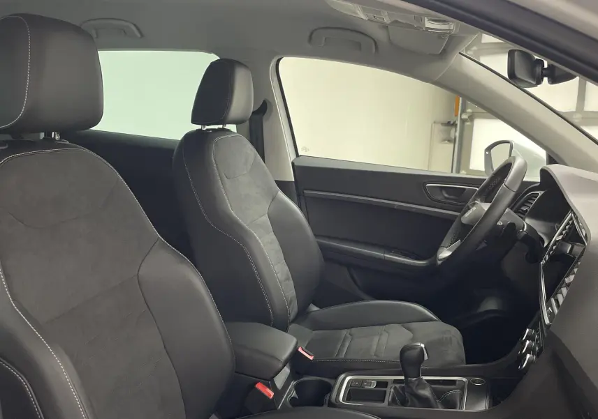 Vue intérieure côté droit du SEAT Ateca 2.0 TDI 150 DSG7 Copa avec sièges en cuir noir et alcantara.