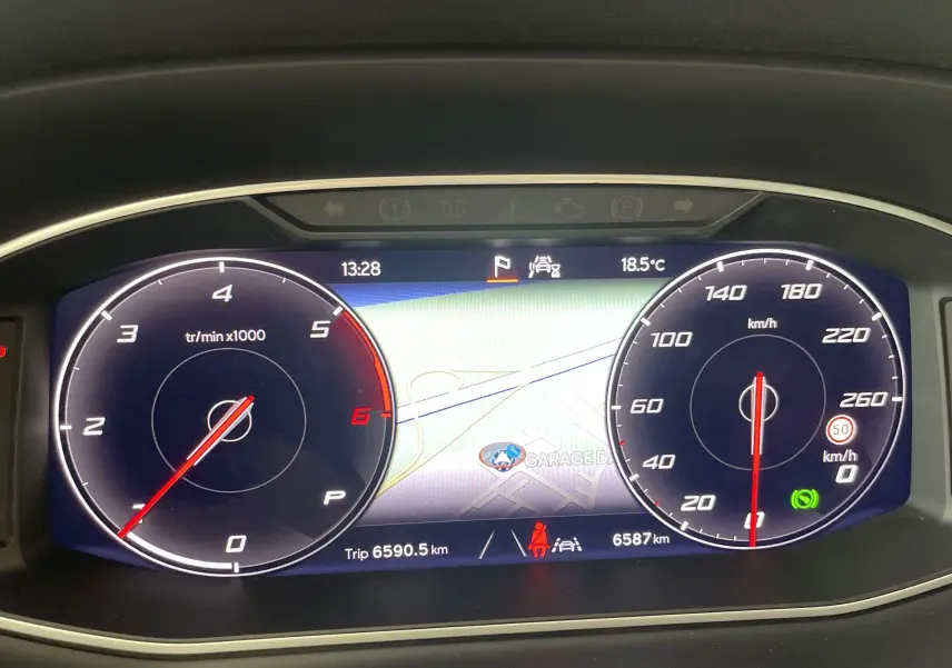 Tableau de bord numérique du SEAT Ateca 2024 affichant compte-tours, vitesse et navigation intégrée.