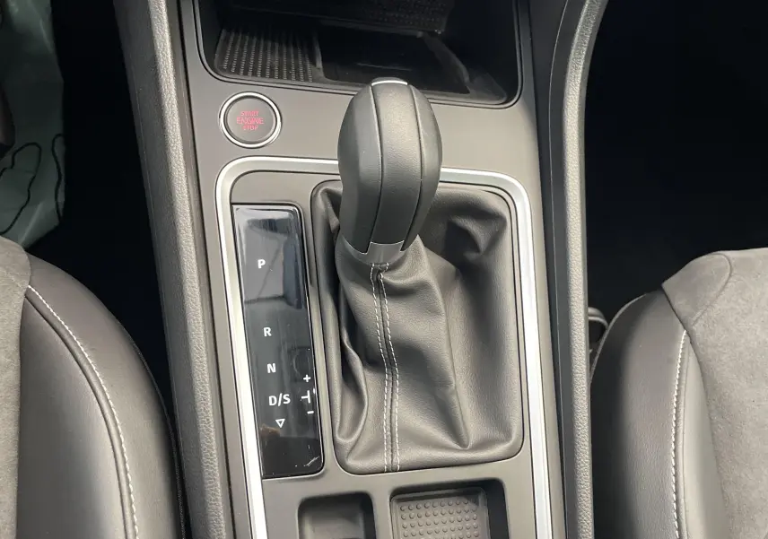 Le levier de vitesses automatique DSG7 et le bouton Start/Stop du SEAT Ateca 2.0 TDI 150 dans son intérieur noir.