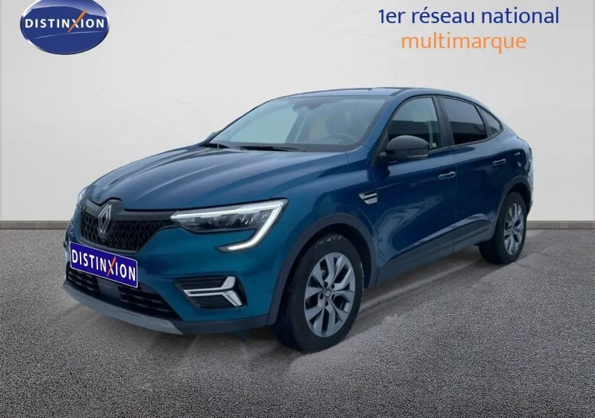 Renault Arkana bleu Zanzibar métal en 3/4 avant droit, SUV hybride essence avec signature lumineuse LED distinctive.