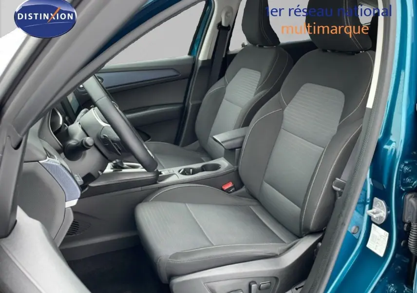 Vue intérieure côté conducteur de la Renault Arkana 2025 bleu Zanzibar, sièges tissu et cuir avec réglages électriques.