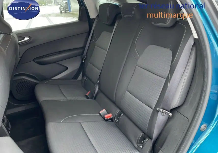 Vue intérieure côté droit sur les sièges arrière noirs du Renault Arkana bleu Zanzibar 2025, avec ceinture de sécurité visible.