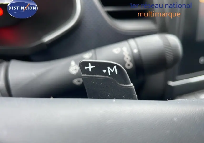 Gros plan sur la palette de changement de vitesse droite du Renault Arkana bleu Zanzibar, intérieur noir.