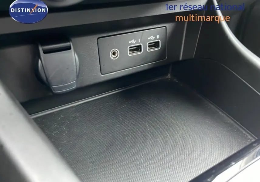 Gros plan sur la console centrale noire du Renault Arkana 2025, montrant ports USB et prise jack.