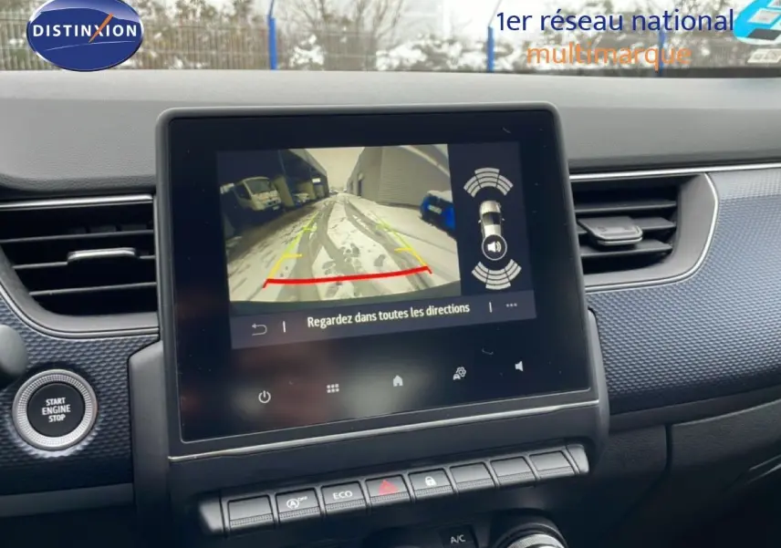 Vue rapprochée de l’écran central du Renault Arkana bleu Zanzibar, affichant la caméra de recul avec guidage dynamique.