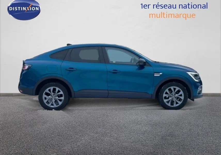 Profil droit du Renault Arkana 1.3 Mild Hybrid 140ch en bleu Zanzibar métal, sur fond neutre, sans éléments distinctifs visibles.