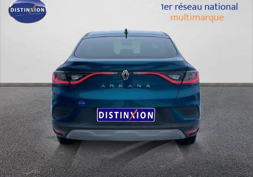 Vue arrière du Renault Arkana bleu Zanzibar métal 2025 avec feux LED reliés par un bandeau lumineux rouge.