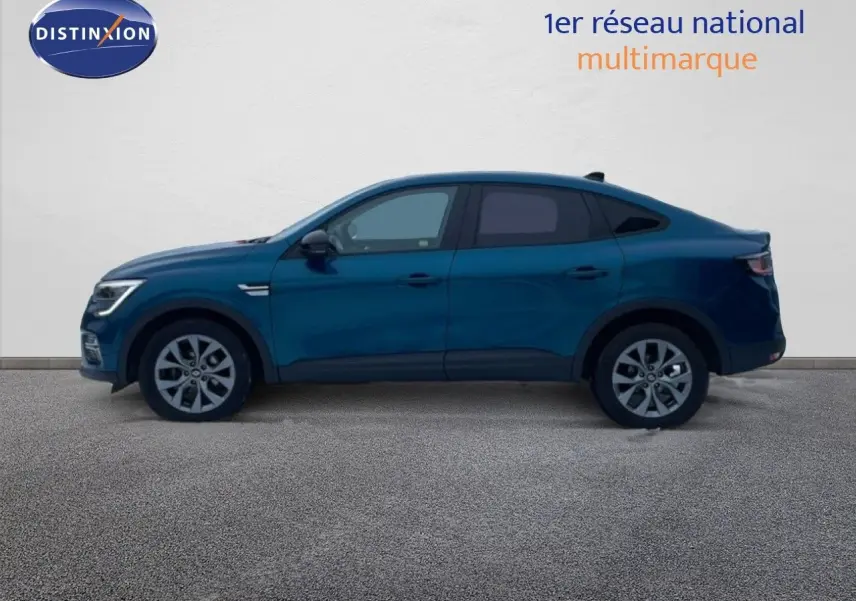 Profil côté gauche de la Renault Arkana 2025 bleu Zanzibar métal avec lignes fluides et jantes alliage visibles.