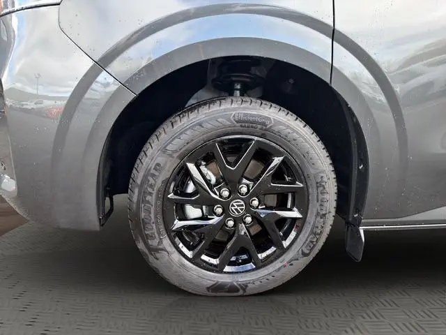 Gros plan sur la roue avant gauche du Volkswagen Transporter ProCab gris avec jante alliage noir brillant Le Mans 17 pouces.