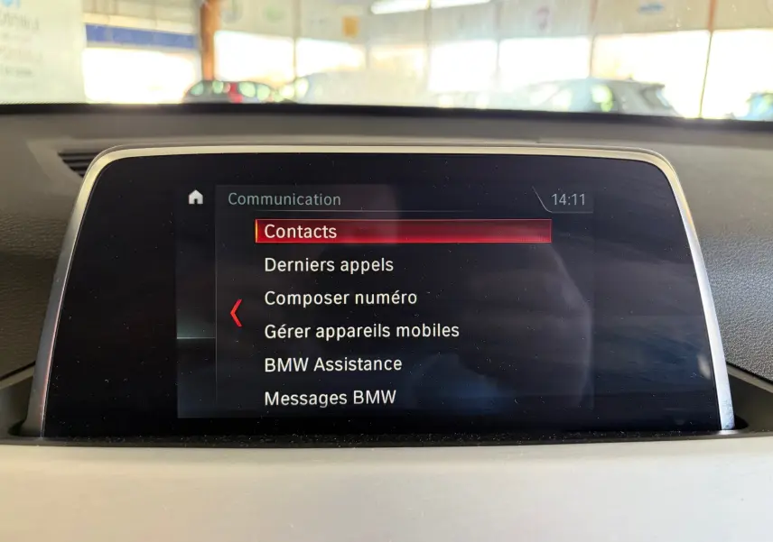 Écran central du BMW X1 20i S-DRIVE SPORT LINE 2018 affichant le menu communication avec options de contacts.