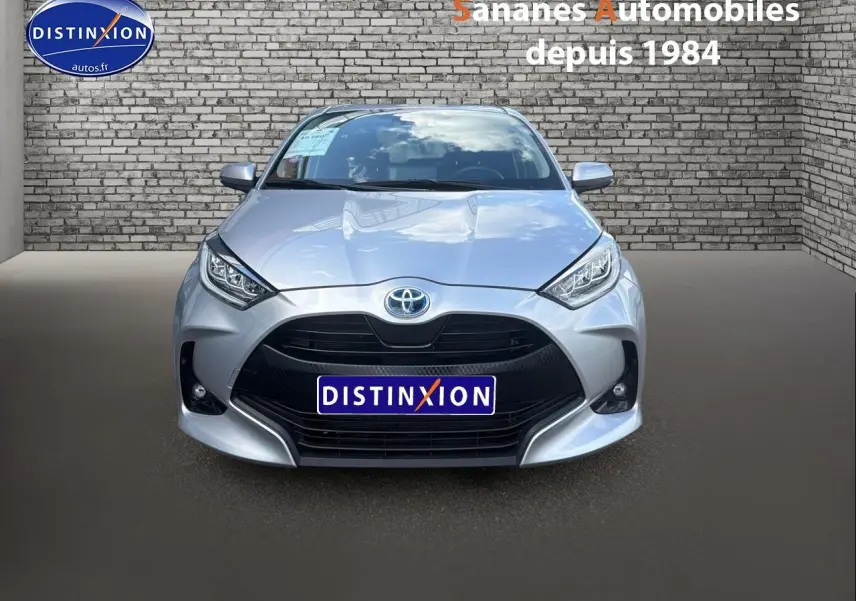 Vue avant d'une Toyota Yaris Hybrid 116h 2023 en peinture métallisée argentée, avec calandre noire et phares LED.