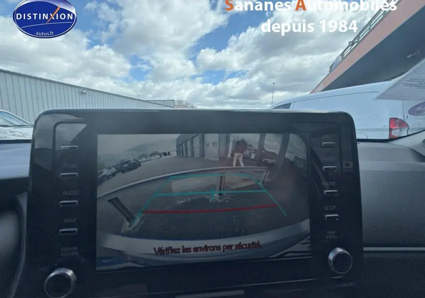 Vue intérieure sur l'écran tactile de la Toyota Yaris Hybrid 2023 montrant la caméra de recul en marche.