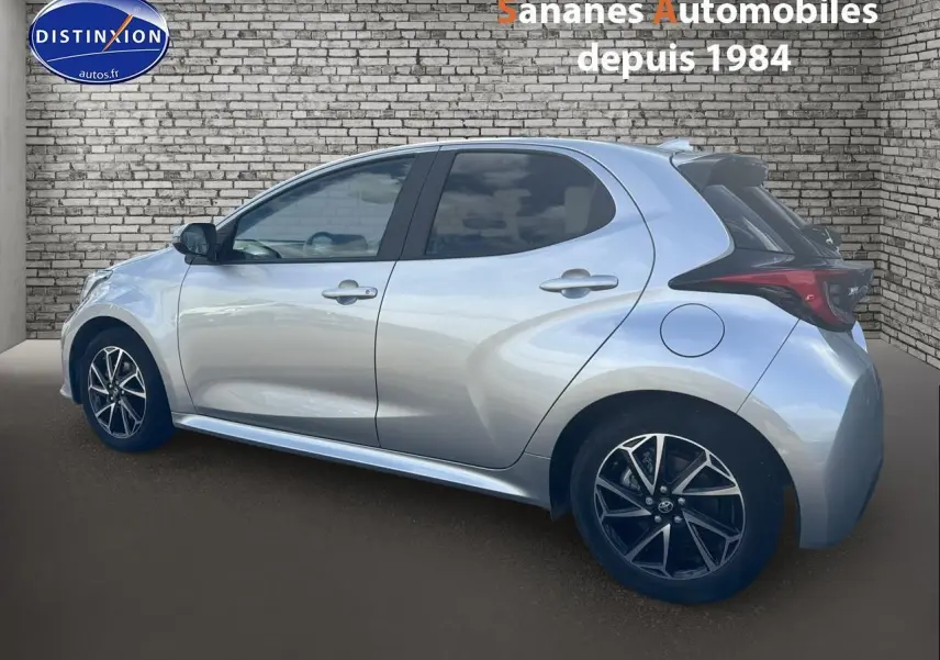 Toyota Yaris Hybrid 116h 2023 vue de profil droit, peinture métallisée argentée avec jantes alliage bi-ton 16 pouces.