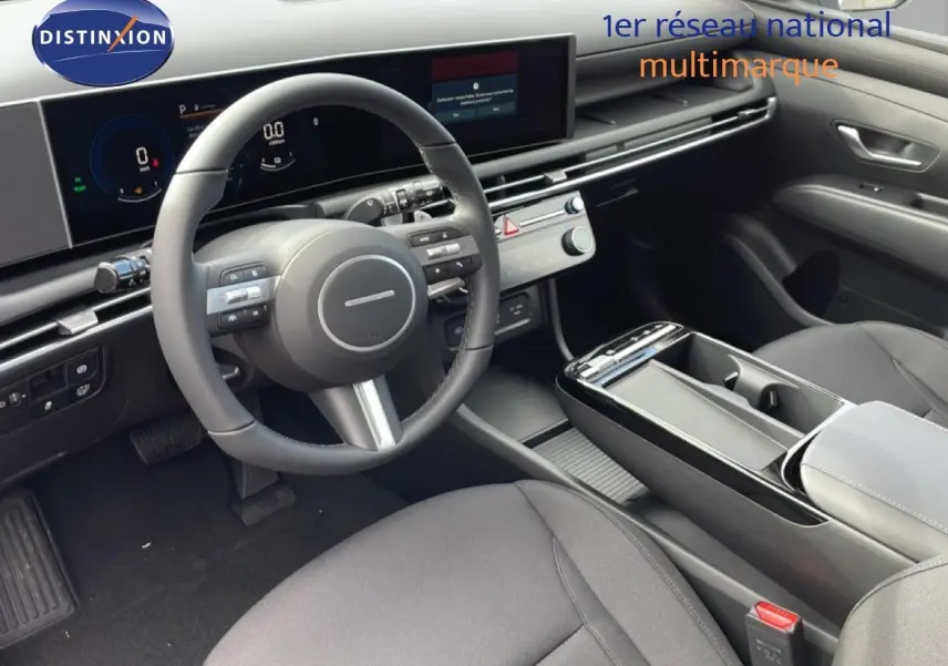 Vue intérieure côté conducteur du Hyundai Tucson 2026, tableau de bord moderne avec écran numérique et volant multifonction noir.
